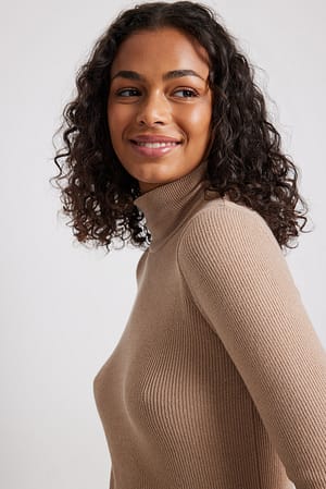 Beige Pull polo en maille côtelée col haut