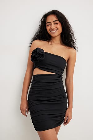 Black Robe courte à découpes avec rose