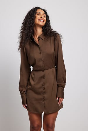 Brown Robe chemise courte en tissu satiné