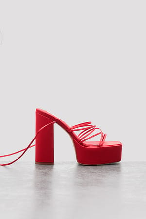 Red Chaussures en tissu satiné à plateforme et lanière