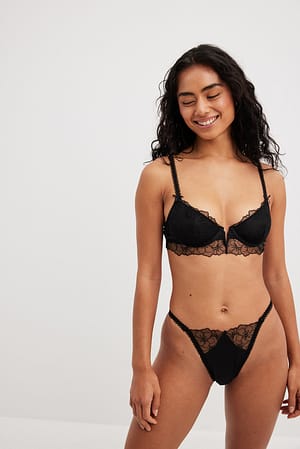 Black String transparent brodé à coupe en V