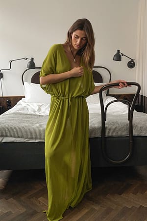 Green Robe longue en maille transparente à col en V