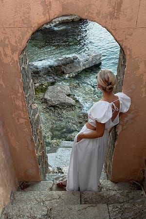 White Blouse à dos ouvert et manches courtes
