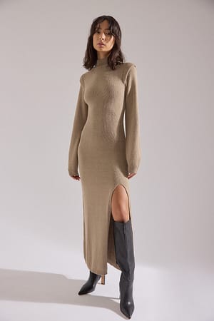 Beige Robe mi-longue en maille à détail sur les épaules