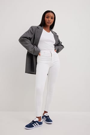 White NA-KD Jean slim taille haute à ourlet brut