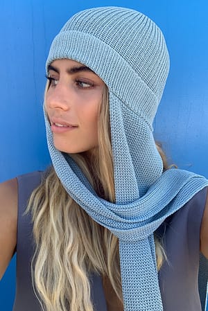 Light Blue Bonnet avec écharpe intégrée en maille