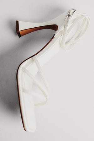 White Chaussures à talon sablier, bout carré et brides