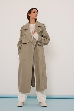 Oversized Fluid Trenchcoat Outfit.