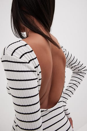 White/Black Robe longue rayée à décolleté profond au dos