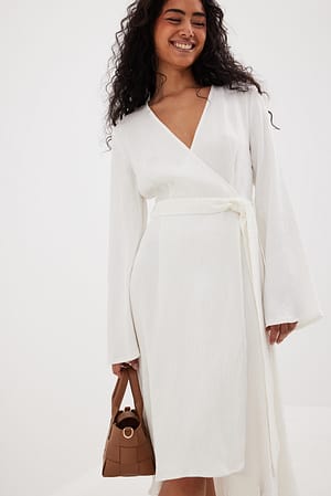 White Robe structurée à dos long et taille nouée