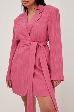 Pink Robe blazer courte structurée coupe portefeuille