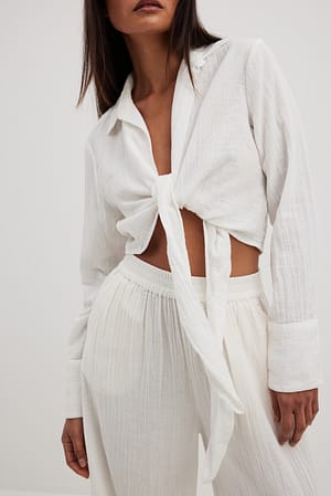 White Blouse nouée sur le devant avec col