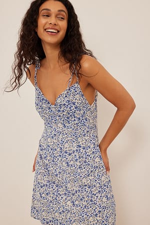 Blue Print NA-KD Robe mini transparente nouée sur l’épaule