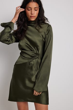 Dark Green Robe courte en satin à détail torsadé