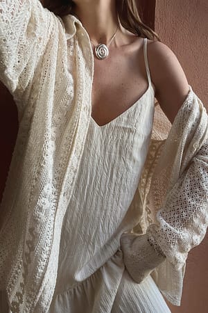 Cream Robe mi-longue structurée à col en V
