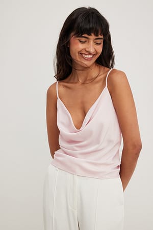 Blush Pink Haut en satin à décolleté cascade