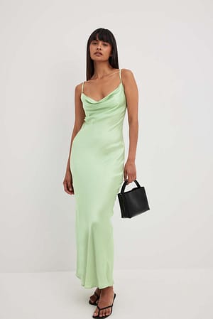 Light Green Robe nuisette mi-longue à décolleté cascade