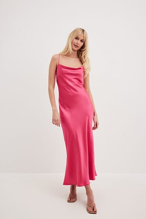 Pink Robe longue à décolleté cascade et lanières au dos