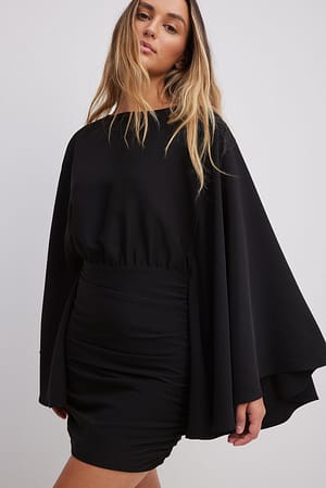 Black Robe courte drapée à manches larges