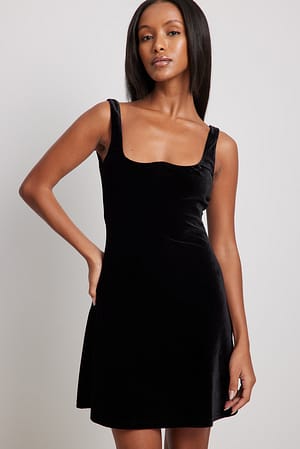 Black Robe courte en velours à décolleté plongeant et armatures