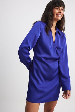 Blue Robe chemise courte en satin coupe portefeuille